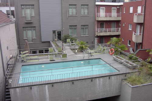 Der Swimming-Pool unseres Hotels Harmony im Innenhof eingebaut - aber das Wetter am Samstag stand nicht auf Schwimmen