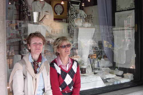 Annette und Rita vor dem belgischen Spitzengeschft