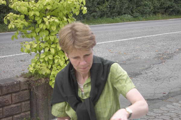 Am Ziel: Annette auf der Terrasse der Gaststtte Zum Eulenthal