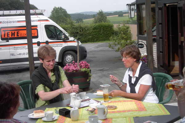 Am Ziel: Annette und Regina auf der Terrasse der Gaststtte Zum Eulenthal