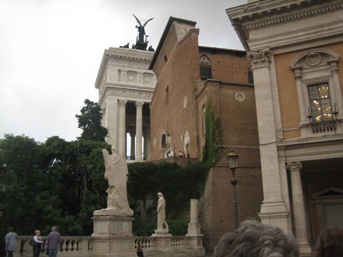 Rathausvorplatz mit Blick auf Vittoriano