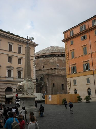 Elefant vor Santa Maria sopra Minverva mit Pantheon